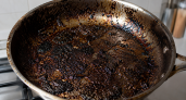 Во Франции никогда не счищают нагар со сковороды: там готовят из него вкусный соус — и сковородки чистые, и французы сытые