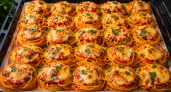 Если любите макароны с мясом, приготовьте гнезда в кепке — фарш, сыр, помидоры: вкус — царь, подача — царица