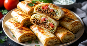 Вкуснее жареных пирожков и без тонны масла: топовые рулетики съедаются в 3 сочных укуса — фарш, лаваш и свежие овощи