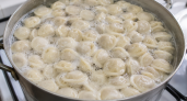 При варке пельменей весь вкус уходит в воду: гораздо вкуснее варить в другой жидкости — даже магазинные получаются, как домашние