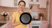 Метод двух стаканов — и старую сковородку хоть на витрину отправляй: как уничтожить вековой нагар за 1 час 