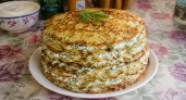 Крошу батон в луковый фарш и жарю блинный пирог на сале: с творогом, зеленью, майонезом — да с чем угодно очень вкусно