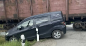 В Курганской области легковой автомобиль столкнулся с грузовым поездом