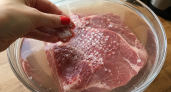 Зачем замачивать мясо в соленой воде: запомните на всю жизнь и объясните подругам  