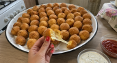 Сырные шарики затмят даже бутерброды со шпротами: закуска, как в придорожном кафе — соленая тянучка под корочкой