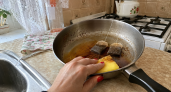 Кладу на дно сковороды пару пакетиков чая  — старый нагар отлетает в миг, больше ничего не прилипает