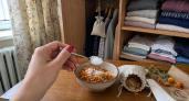 Лепестки календулы засыпаю солью и ставлю в шкаф — вещи пахнут как у английской принцессы: на духи тратиться не надо
