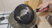 Метод 3 ложек: черная корка сползает сама словно кожура с банана — сковороду хоть на витрину магазина