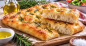 Масло, мука, розмарин — и на столе итальянская фокачча: хрустящая, ароматная, лучше всякого хлеба к супу и салату