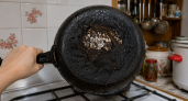 Метод «горячего облака»: вековой панцирь нагара отходит от дна кусками  — сковорода как из магазина