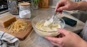 Хозяйственное мыло натираю в миску + ложка соды: получается густой «чистящий крем» — грязь отходит как кожура с мандарина