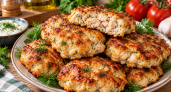 Куриные оладьи готовлю чаще котлет: ни мясорубки, ни формовки — нарезала кубиками, залила кефиром и на сковородку ложкой