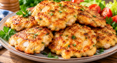 Куриные оладьи готовлю чаще котлет: ни мясорубки, ни формовки — порезала кубиками, залила кефиром и на сковородку ложкой