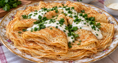 Тру картошку и мешаю с молоком: картофельные блинчики получаются просто космос — подаем с соусом из йогурта, чеснока и ветчины