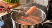 Сосиски будут вкуснее в разы: вся фишка в 3 добавках при варке — не кастрюля, а вертел хотдожной из 90-х