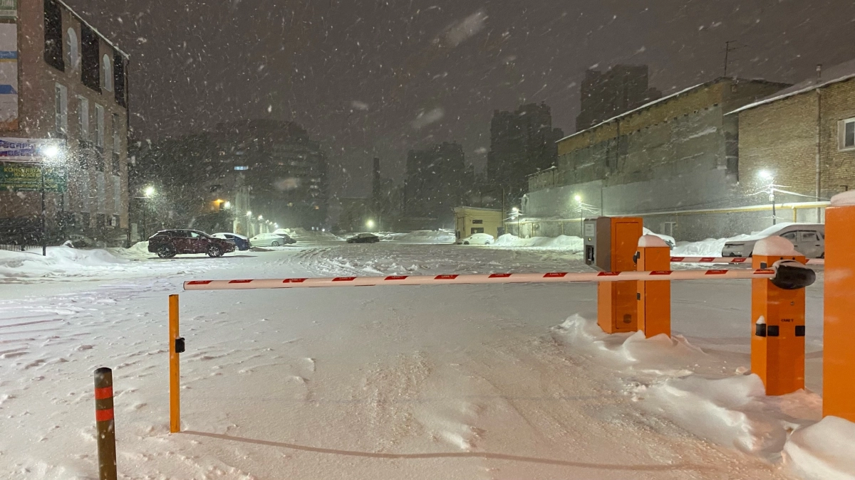 В Кургане запретили парковаться у школы №9 на ул. Дзержинского