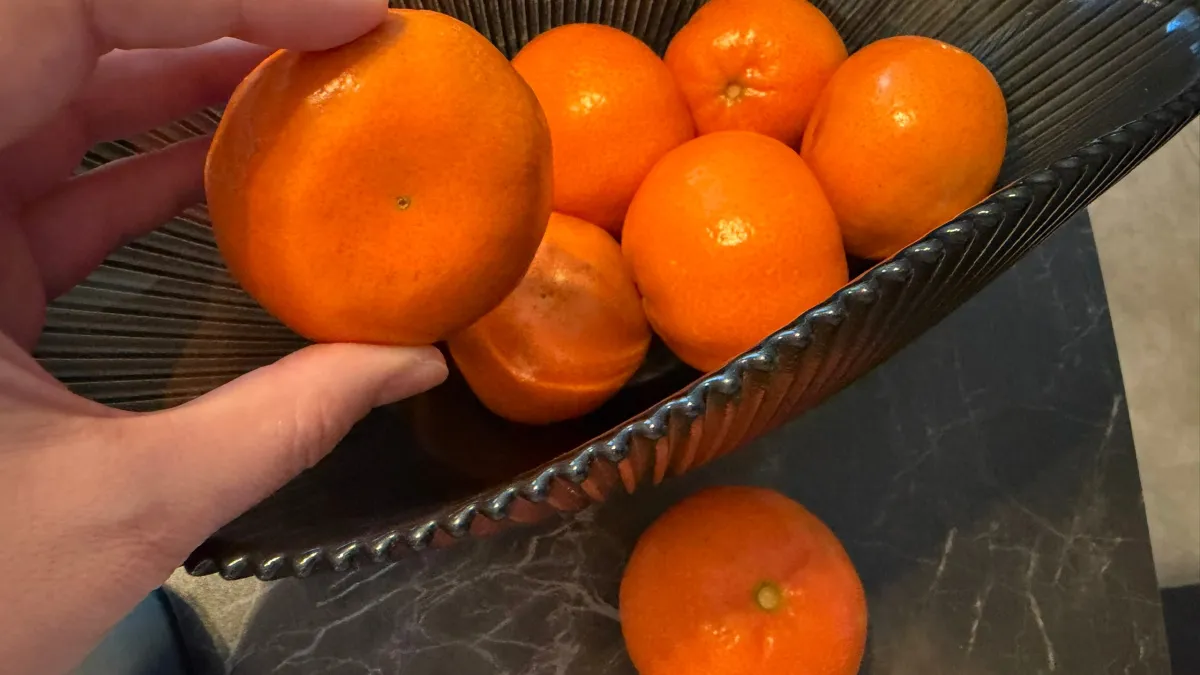 Оказывается, мы едим мандарины не так: профессор рассказал, как делать это правильно и не выбрасывать пользу в мусор