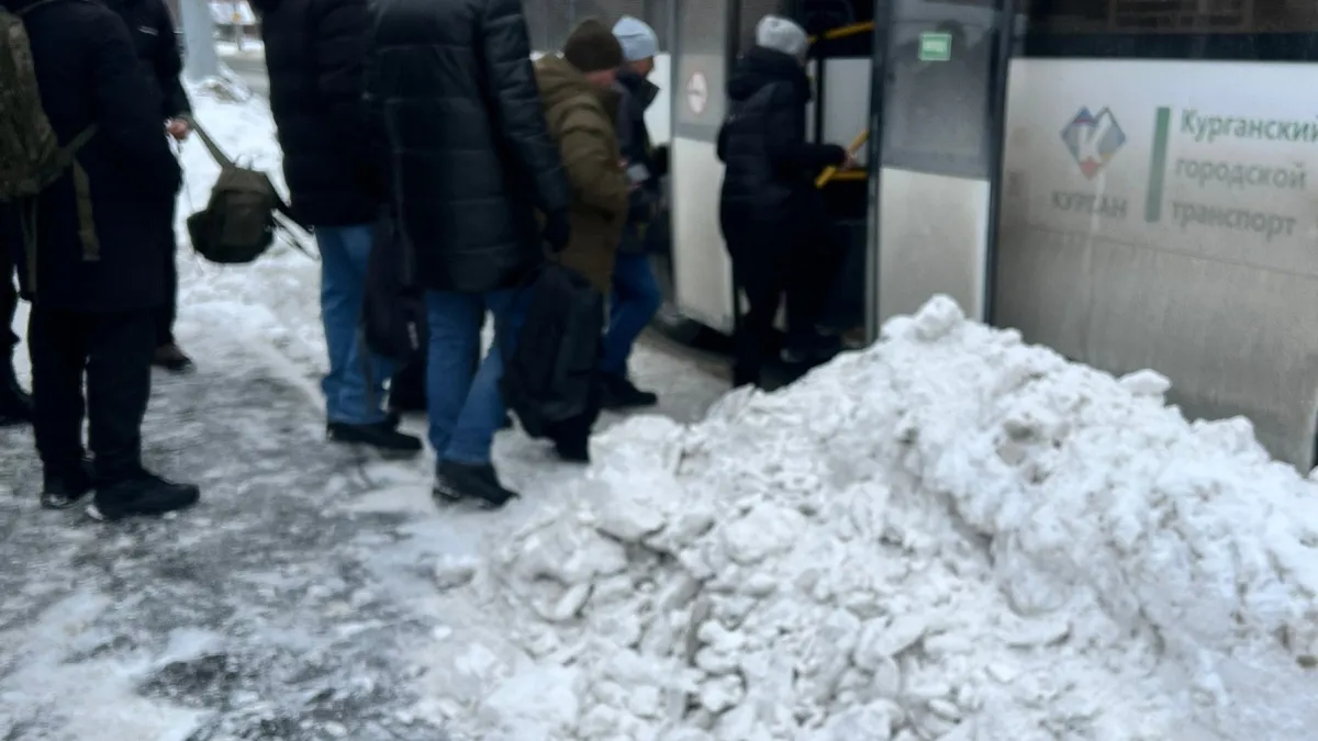 "Стало только хуже!": курганцы в шоке от уборки тротуаров и остановок на улице Карбышева