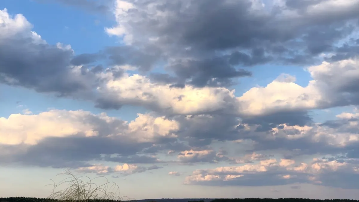 Лед на реке в Кургане распилили для защиты моста от паводка