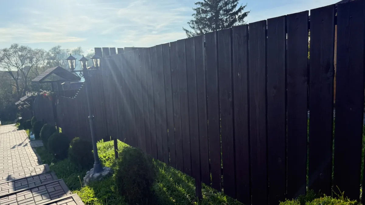 Снесли трухлявый забор и поставили новый, "с иголочки": вот какой материал превзошел все ожидания - честные расчеты