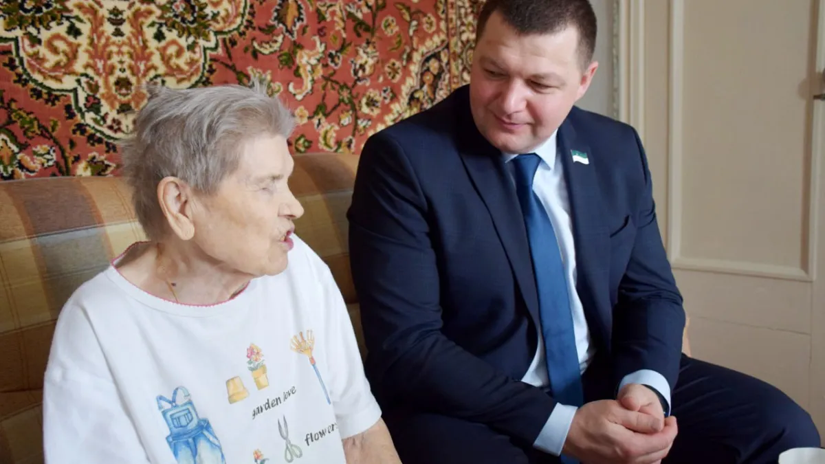 Глава Кургана поздравил с 95-летием ветерана труда Евдокию Кононову