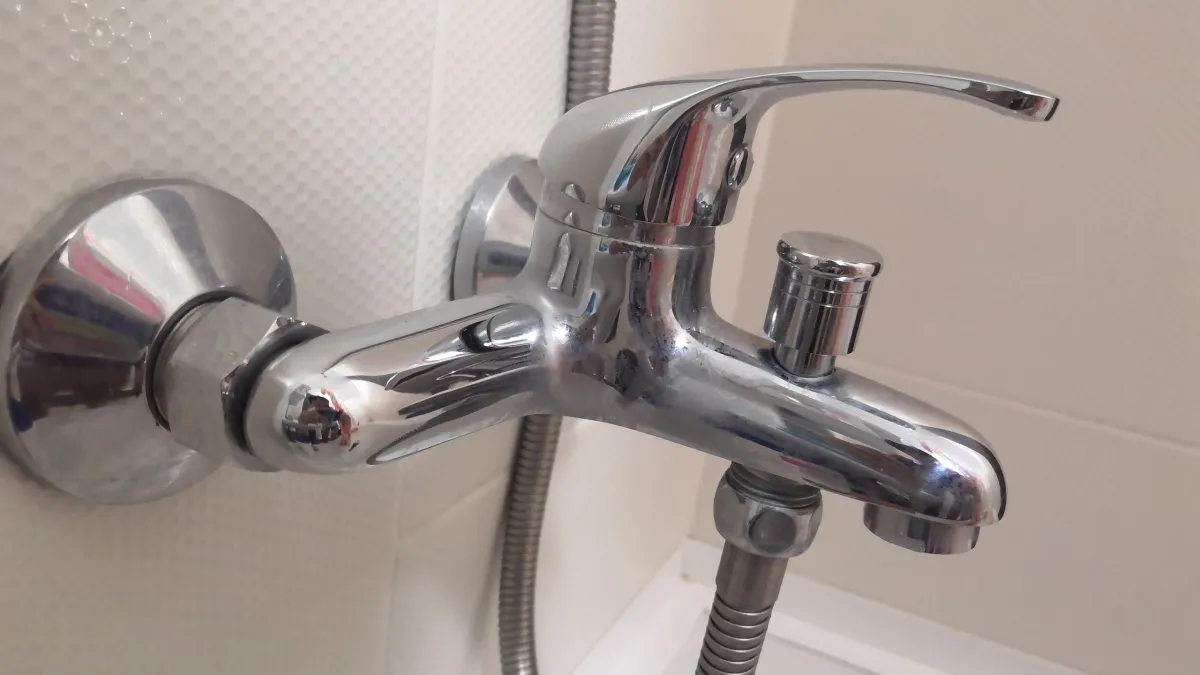 Жители целого микрорайона Кургана остались без воды из-за прорыва на сетях