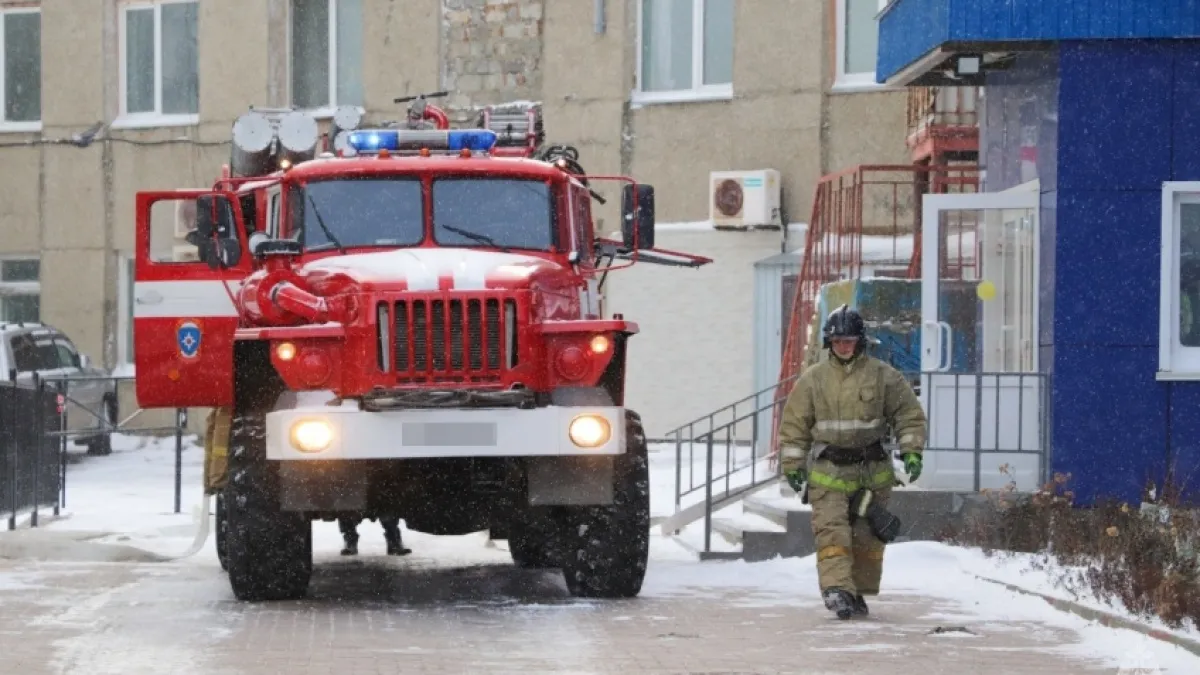 Пожарные спасли 30 человек в Кургане из горящей многоэтажки