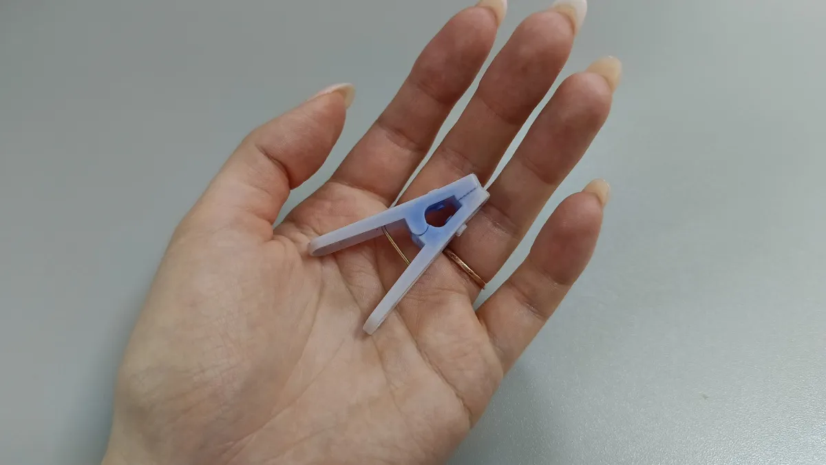 Простая хитрость с прищепкой: моментально избавляет кухню от неприятного запаха