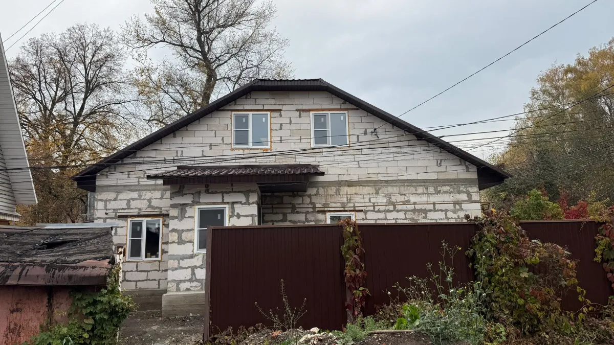 В город больше не вернусь: в деревне все не так, как говорят - в коровниках меняют окна и травят борщевик