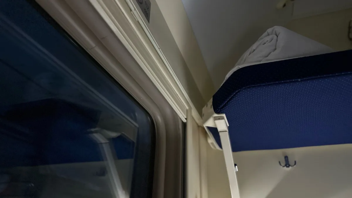 Бабуля взяла верхнюю полку от безысходности, а уступить было некому: вот где нашелся "спасательный" круг - такого не ожидал даже проводник