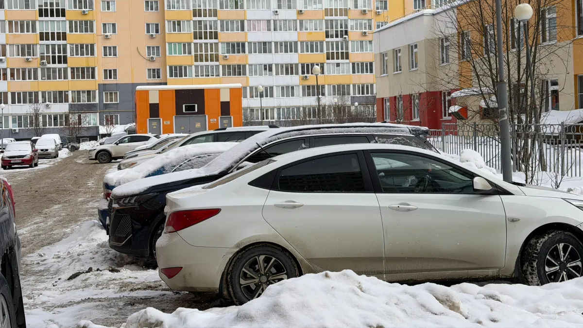 Ещё один запрет для водителей: чем грозит парковка авто во дворах многоэтажек