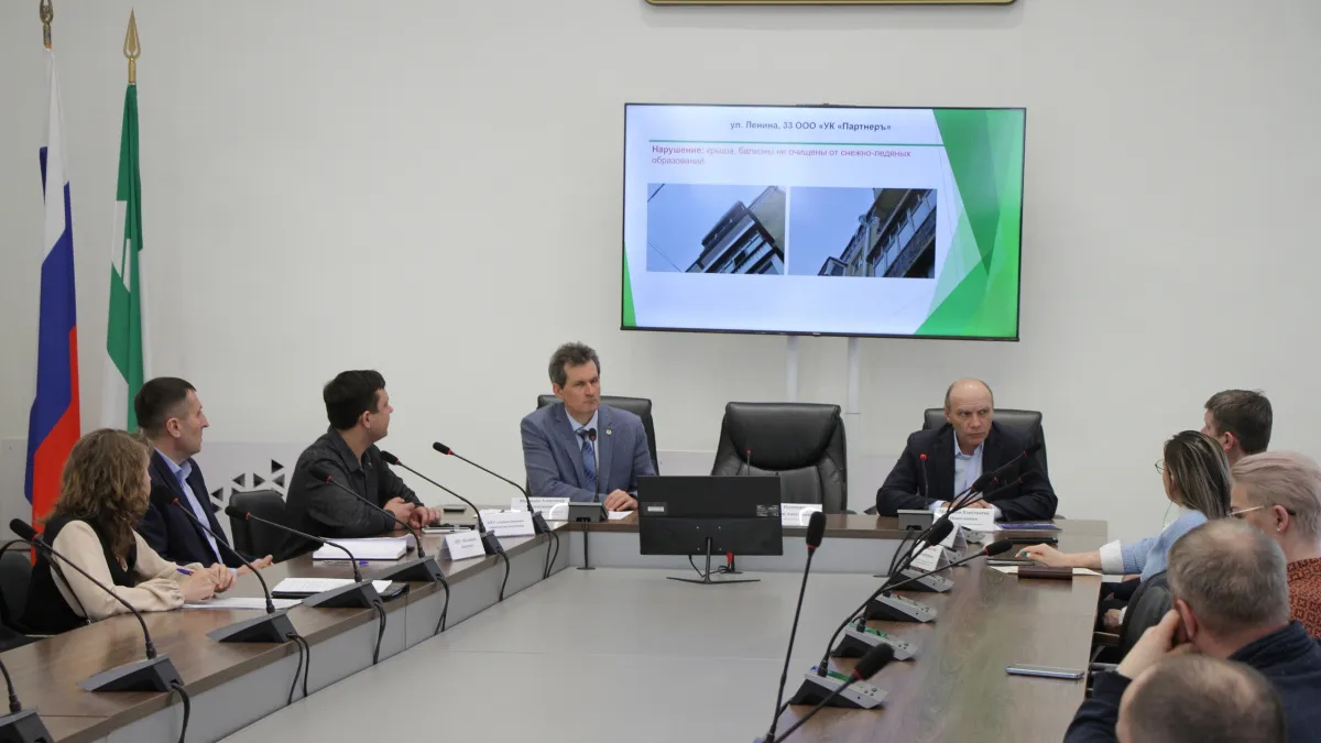 "Машины мешают": курганцам объяснили, почему из некоторых дворов долго не вывозят мусор