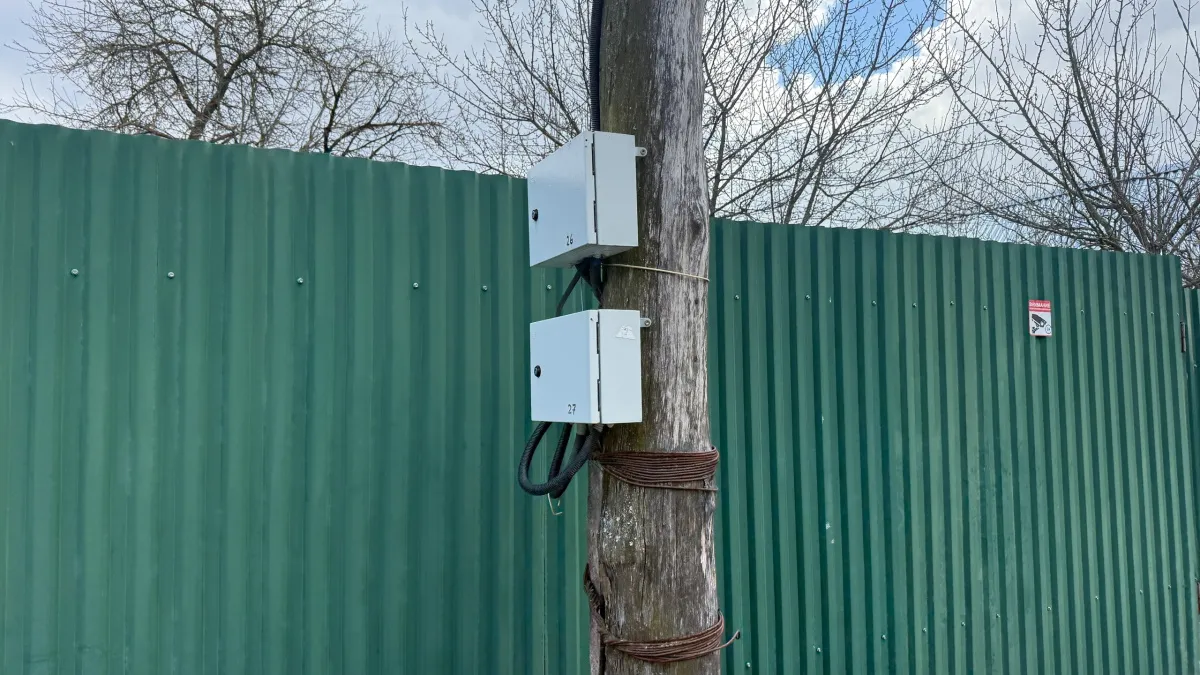 Увидел, что сосед рисует на заборе белую полосу: узнал зачем - теперь тоже так делаю