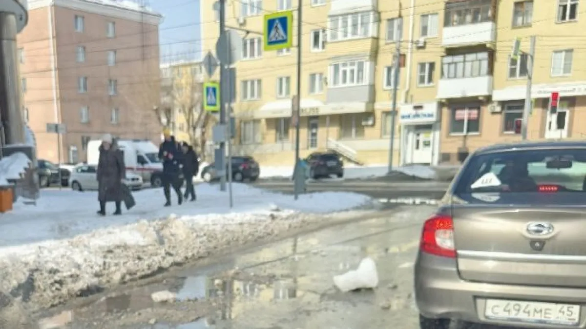 "Упала в нескольких сантиметрах": глыба льда с крыши чуть не раздробила автомобиль в Кургане