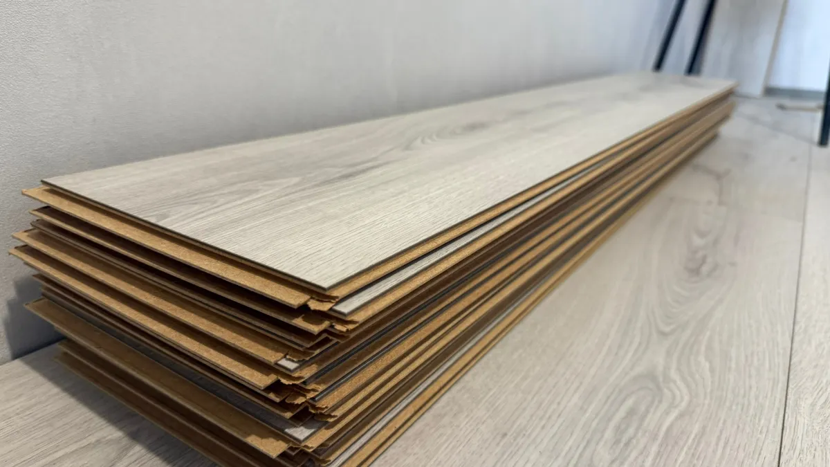 Ламинат пора выбросить на свалку: теперь модно стелить этот дешевый материал - эффектный пол как с подогревом