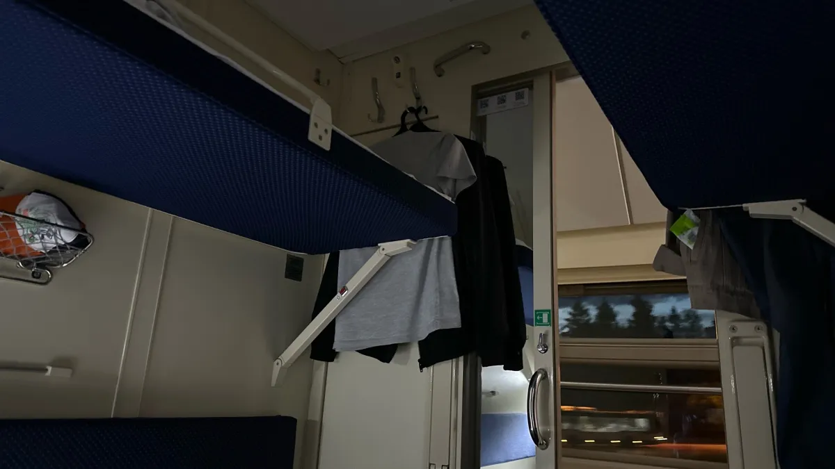 «Выключайте свет, мне мешает», – сказал мужик попутчице, но за нее вступилось все купе: решение девушки обескуражило всех