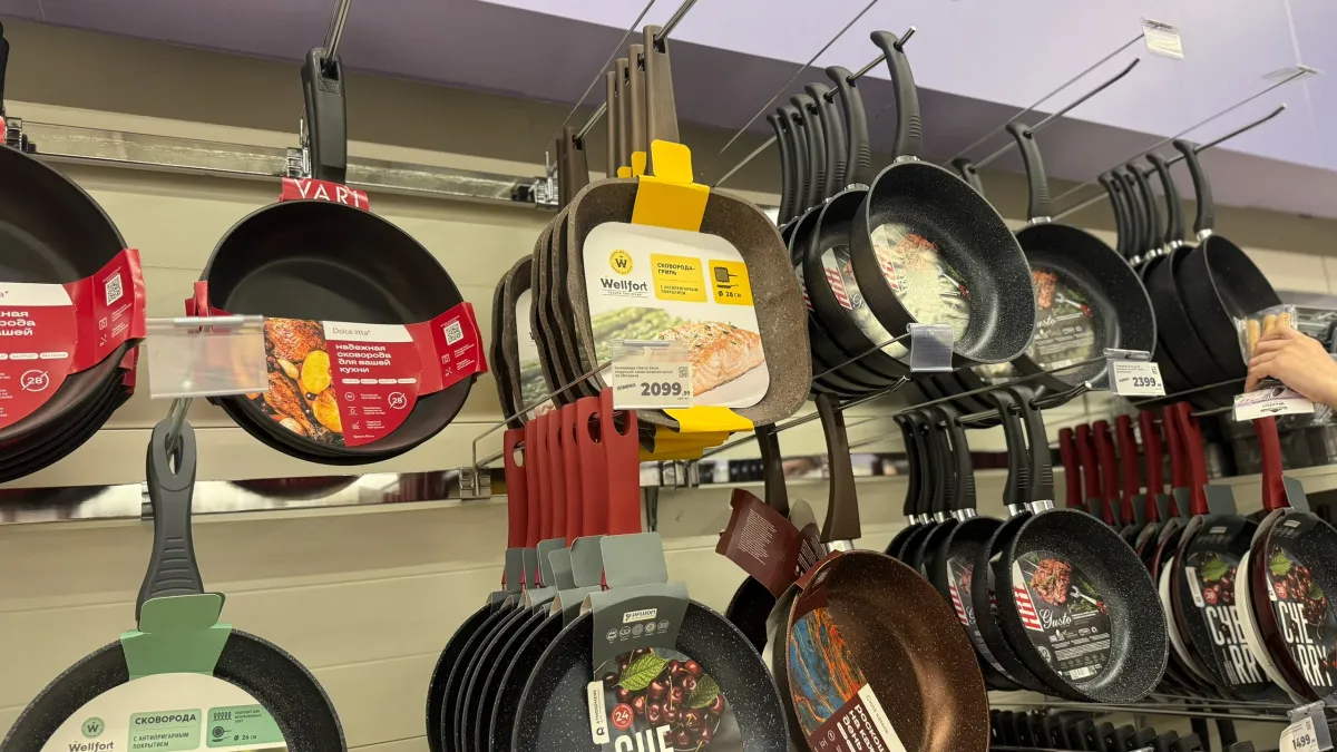 Не ожидала, что найду в "Красное&Белое" такие крутые сковородки за 999 руб: увесистая и с прочным покрытием - даже масла для жарки не  нужно