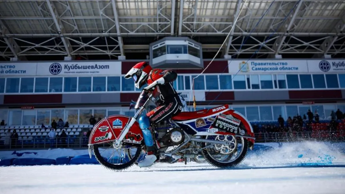 Курганец стал серебряным призёром Кубка России по мотогонкам на льду