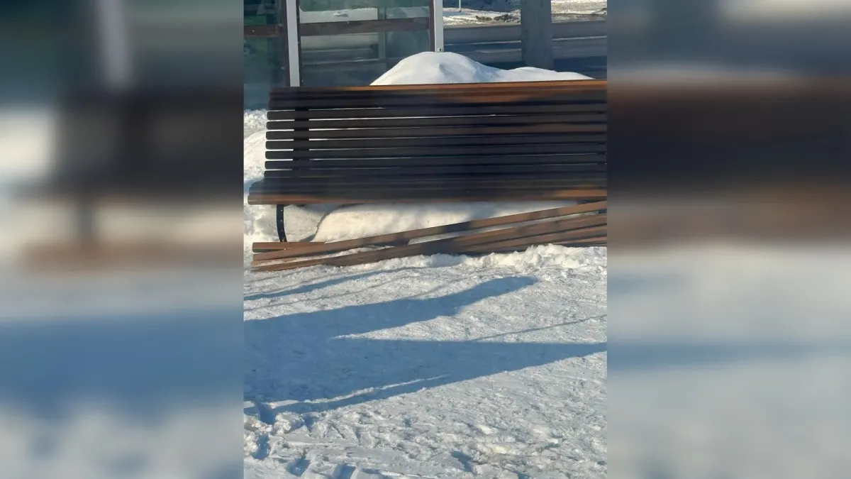 В Кургане вандалы разгромили скамейку в новом сквере