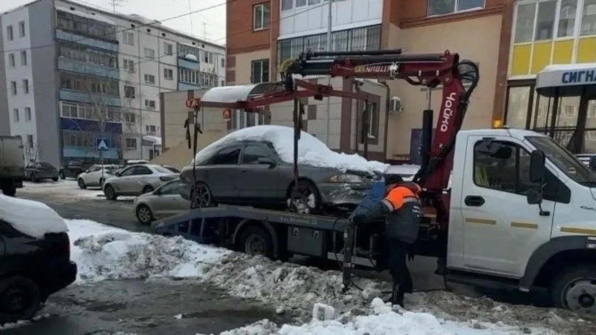 Бесхозная Mazda с Карельцева: брошенный автомобиль в Кургане эвакуировали на спецстоянку по новым правилам