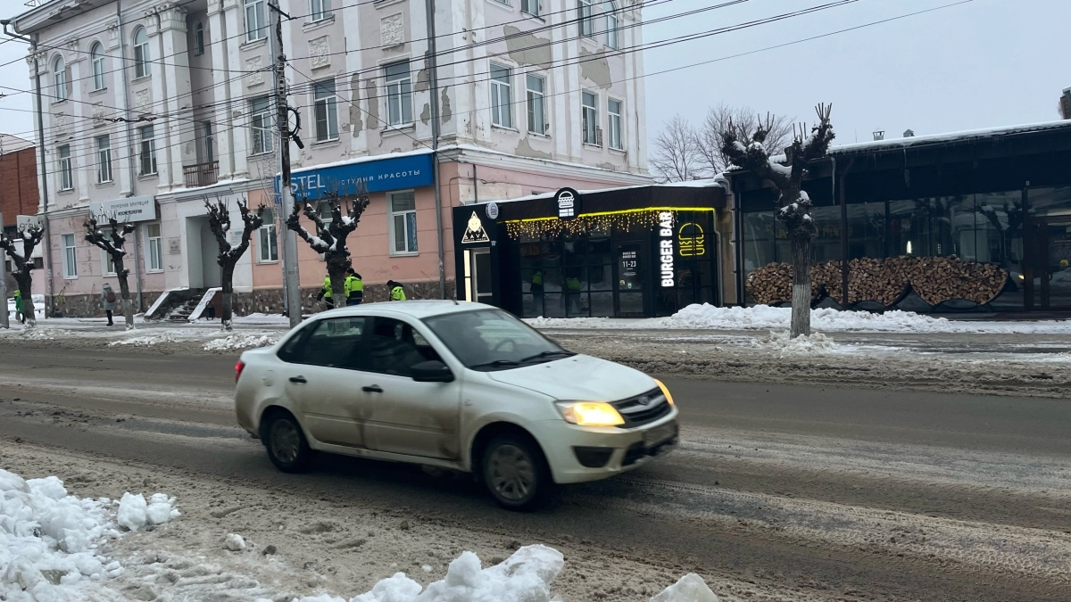 Машины штурмуют тротуары в Кургане: под колёсами могут оказаться дети