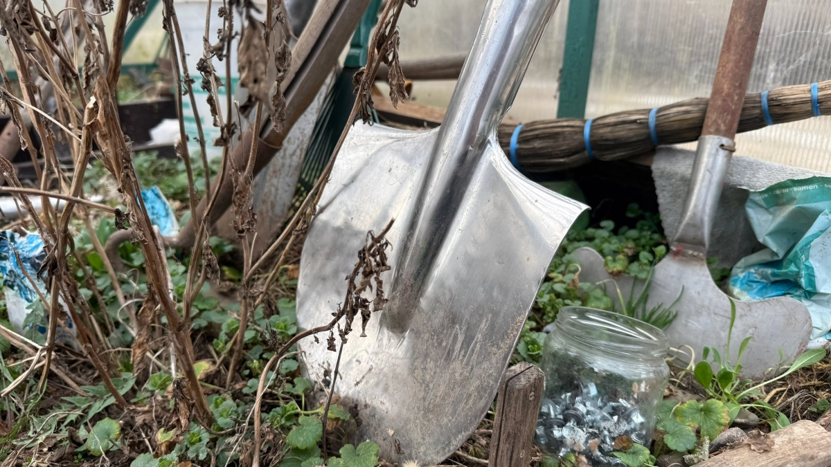 "Так ещё мой прадед делал": как в уральских сёлах укрепляют дешевые магазинные лопаты -  перерубают даже гвозди