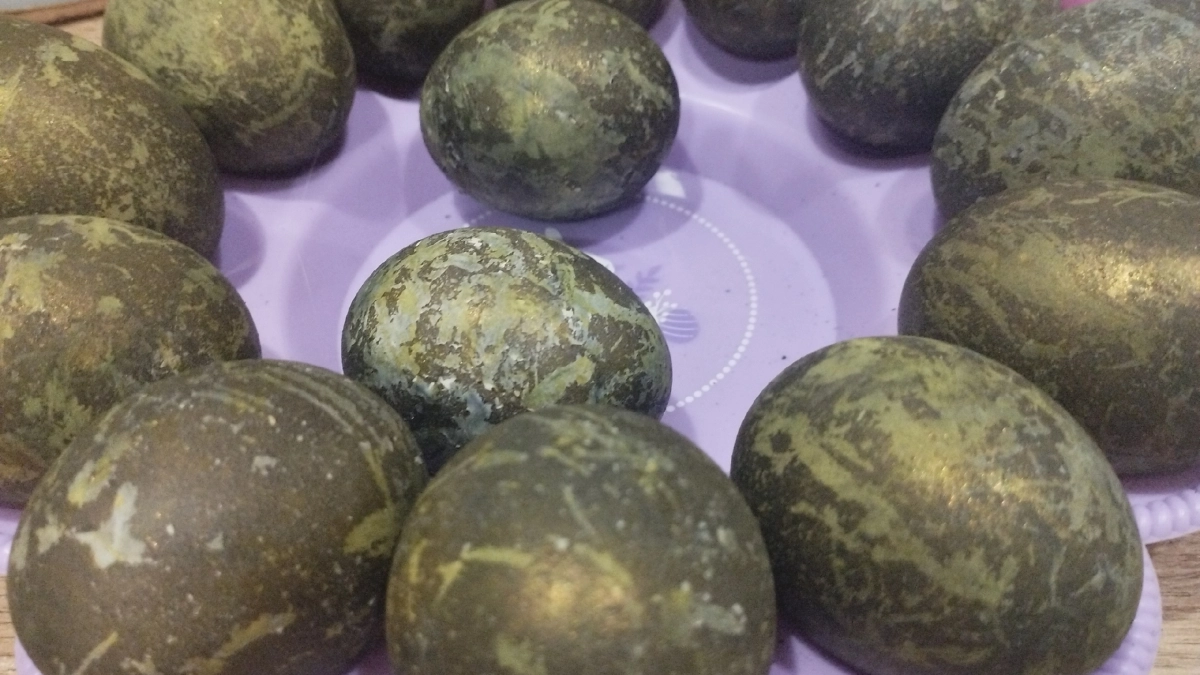 От небесно-голубых до космических: крашу яйца на Пасху в разные цвета всего 1 натуральным красителем