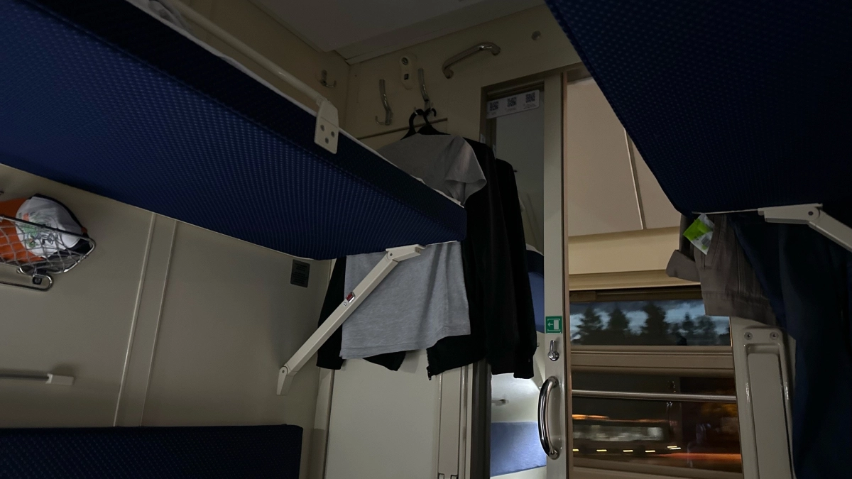 Мужчина вошел ночью в купе, а на его месте спит пенсионерка: вот чего стоила пассажиру нелепая ошибка попутчицы - не пожелаешь и врагу