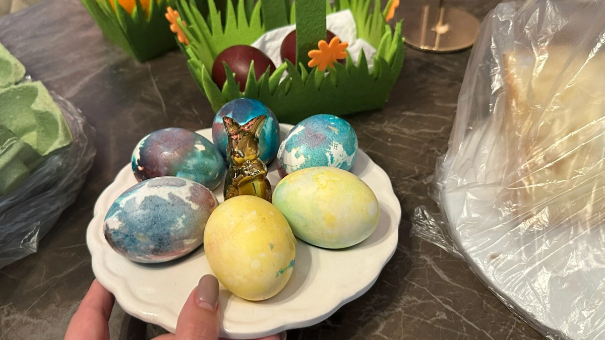 Красители в пакетиках больше не покупаю: 5 гениальных рецептов природной палитры для пасхальных яиц