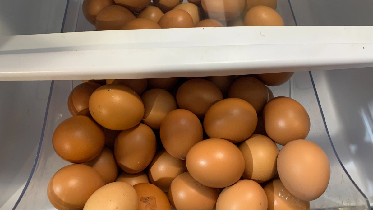Больше не кладу яйца на полку в холодильнике: опытная хозяйка раскрыла маленький секрет