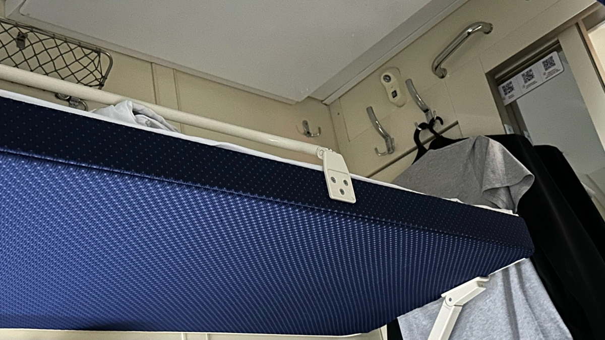 Соседу по купе мало верхней полки – ему и весь столик подавай: узнал как работает закон "джунглей" у верхнеполочников