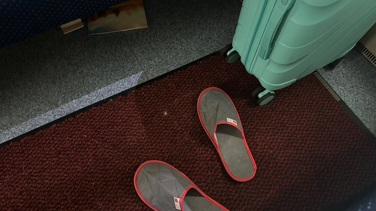 Вонючие носки, разбросанные тапки, грязное белье и настойчивые проводницы: бывалый путешественник раскрыл причину скандала в поезде 