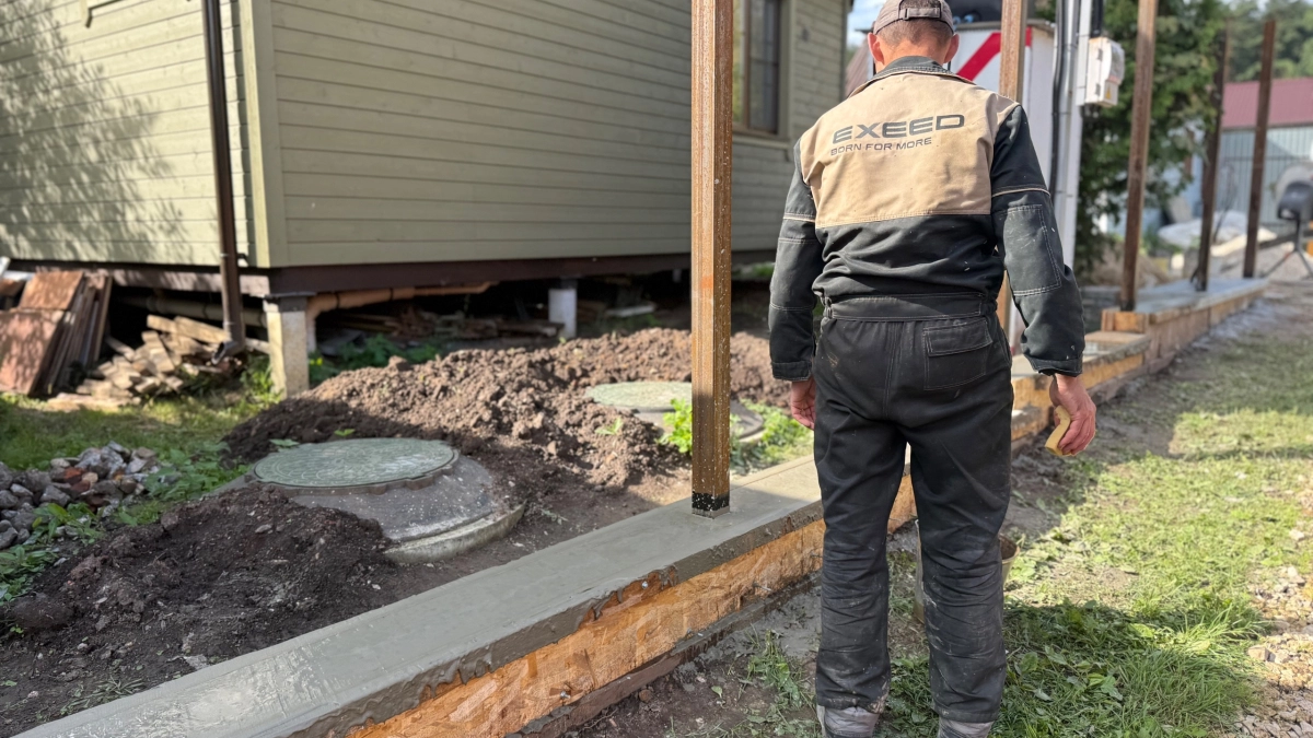 Хватит возиться со сваркой: как установить забор из профлиста быстро и без лишних расходов - справятся даже неумехи