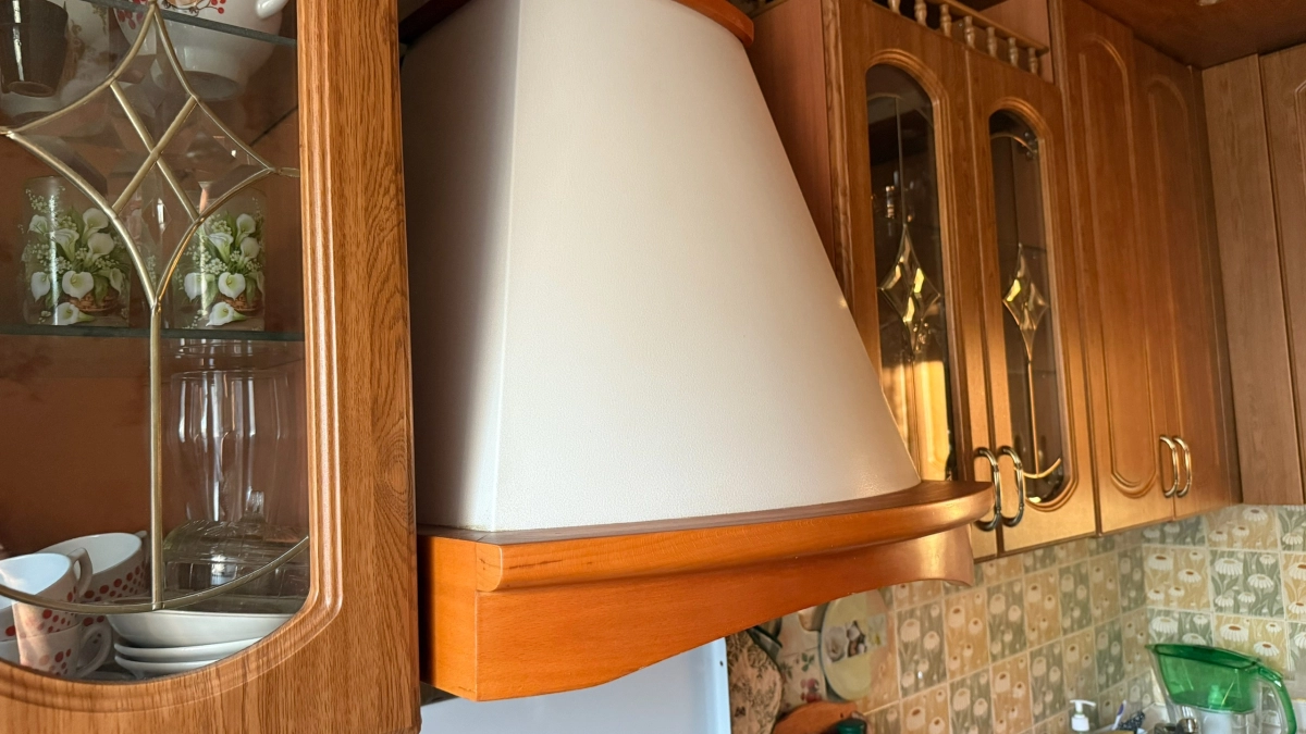 Почему умные хозяйки начинают отказываться от вытяжки на кухне: есть более удобный и тихий вариант - с установкой справится любой